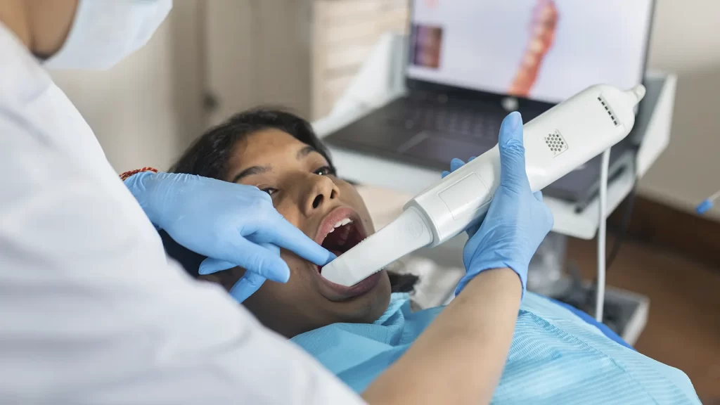 Scanner intraoral sendo utilizado em um paciente na Mund Concept Botucatu, demonstrando a tecnologia para moldagens digitais confortáveis no tratamento de implantodontia