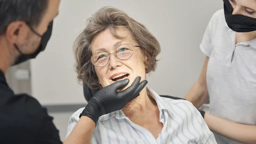 A Mund Concept Botucatu recomenda visitas semestrais para verificação das condições de suas facetas dentárias