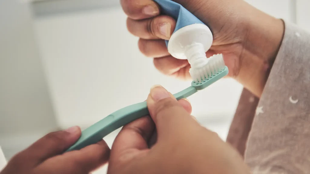 Rotina de higiene bucal correta com produtos essenciais, enfatizando a prevenção e os cuidados diários para a saúde bucal dos pacientes da Mund Concept em Botucatu e região.